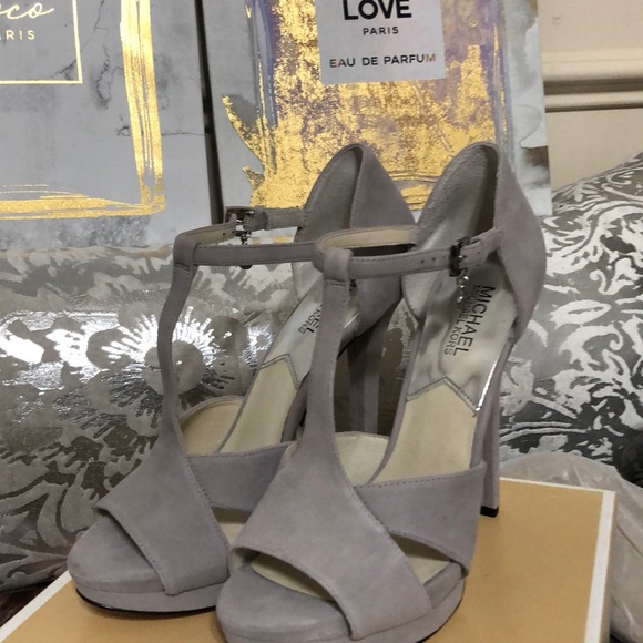 New in Box Michael Kors Pumps Grey 8.5 - Picture 2 of 8